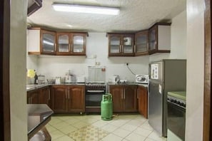 Bungalow Deluxe - flera sängar - icke-rökare - utsikt mot trädgården | Eget kök | Stort kylskåp, mikrovågsugn, vattenkokare och grytor/köksredskap