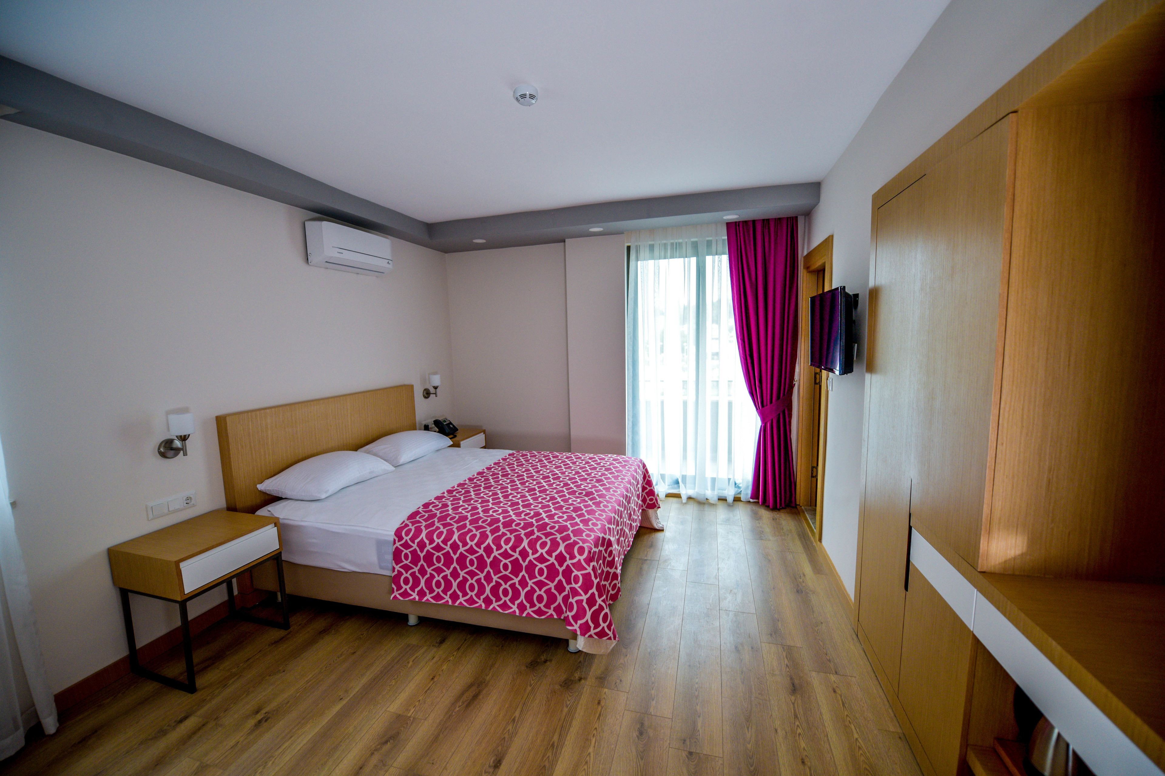 standard double room | in-room safe, desk, blackout curtains, soundproofing