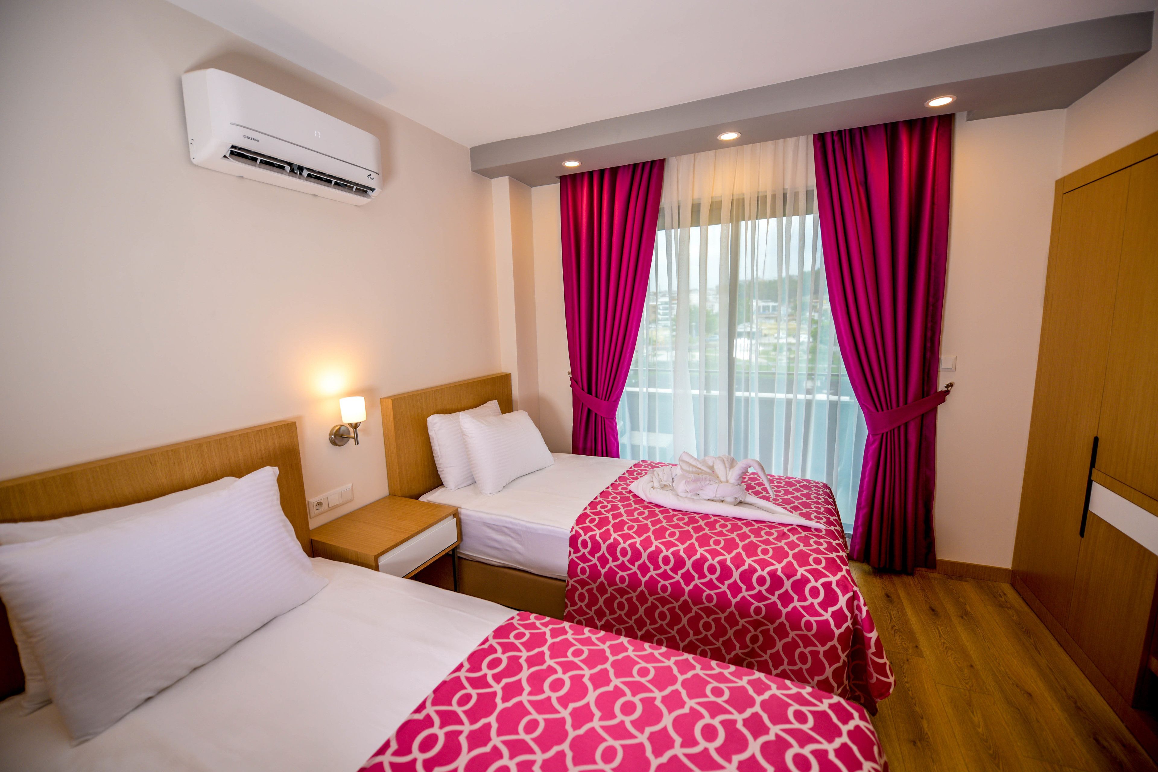 standard double room | in-room safe, desk, blackout curtains, soundproofing