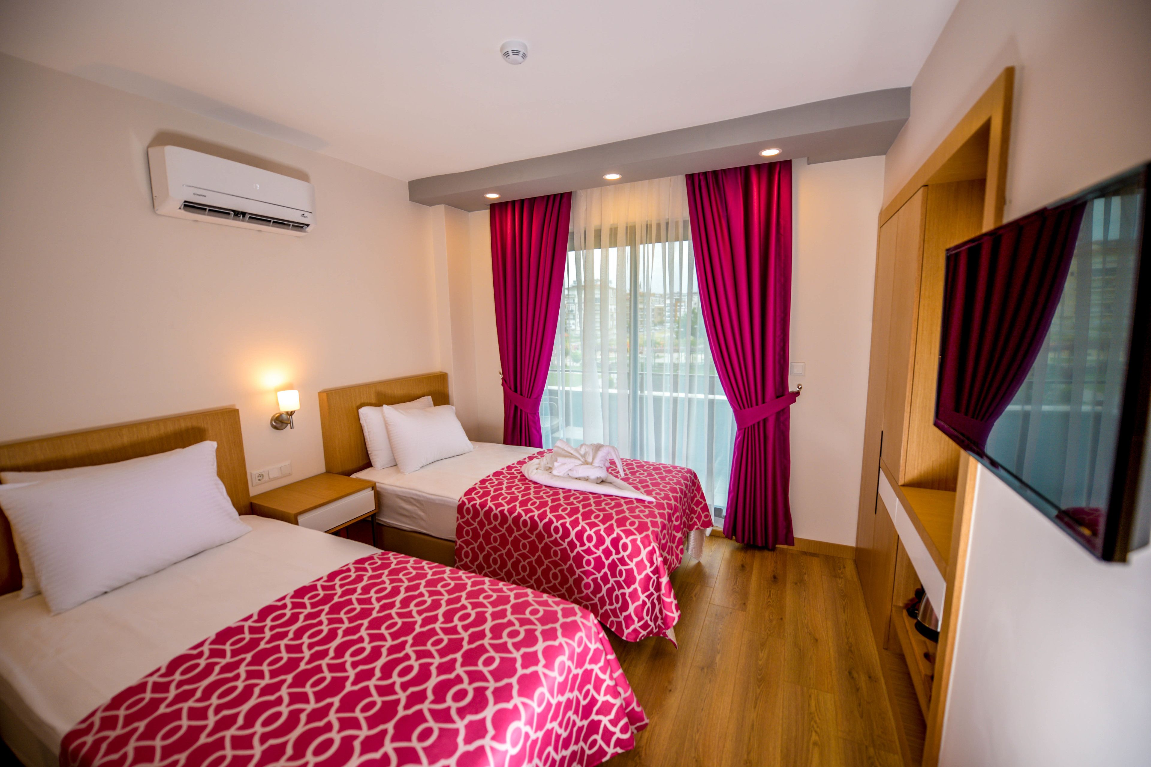 standard double room | in-room safe, desk, blackout curtains, soundproofing