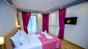A hotel room with a bed, a TV, and a window with curtains. - Hotel Derin Ma Sorgun (Manavgat)