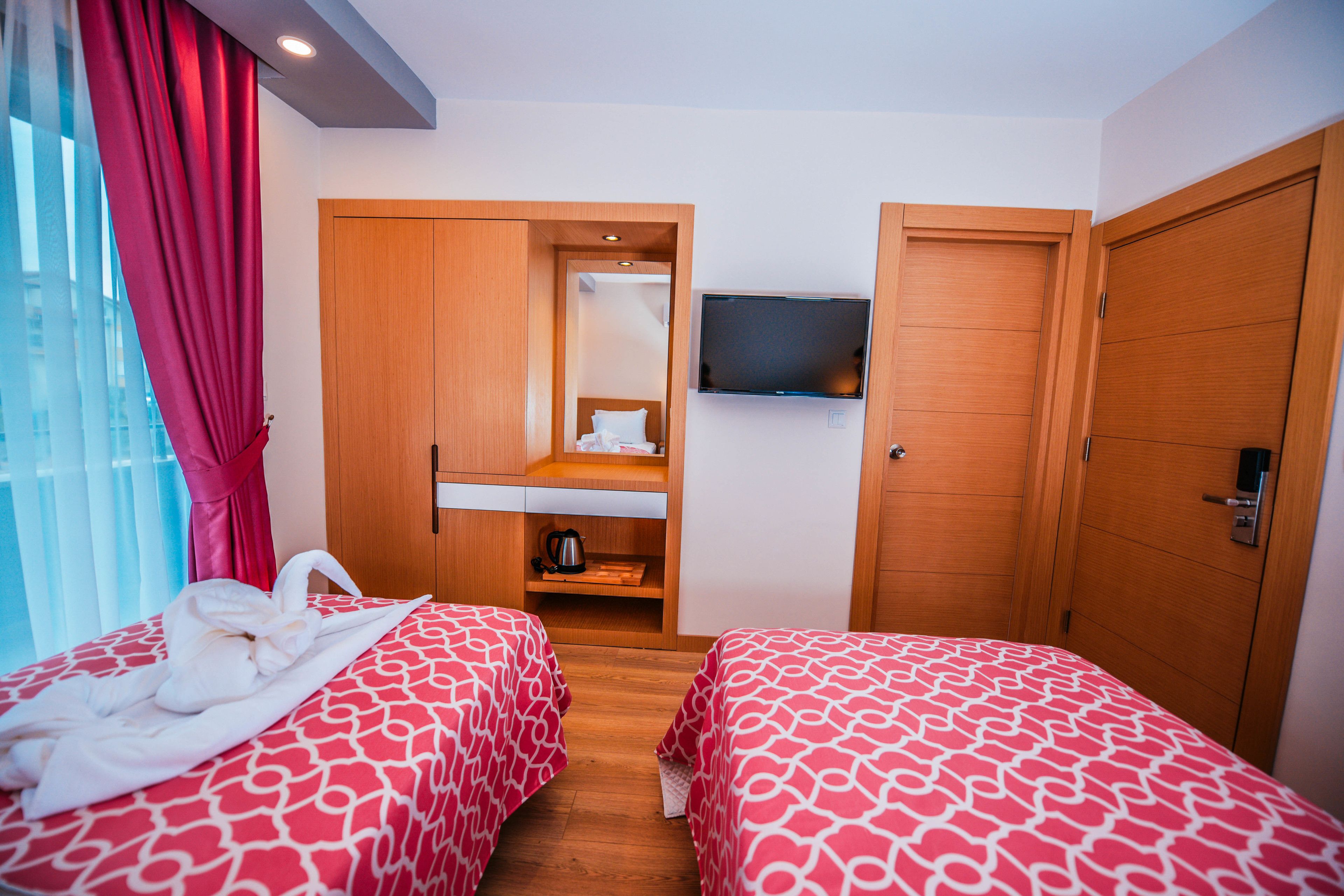 standard double room | in-room safe, desk, blackout curtains, soundproofing