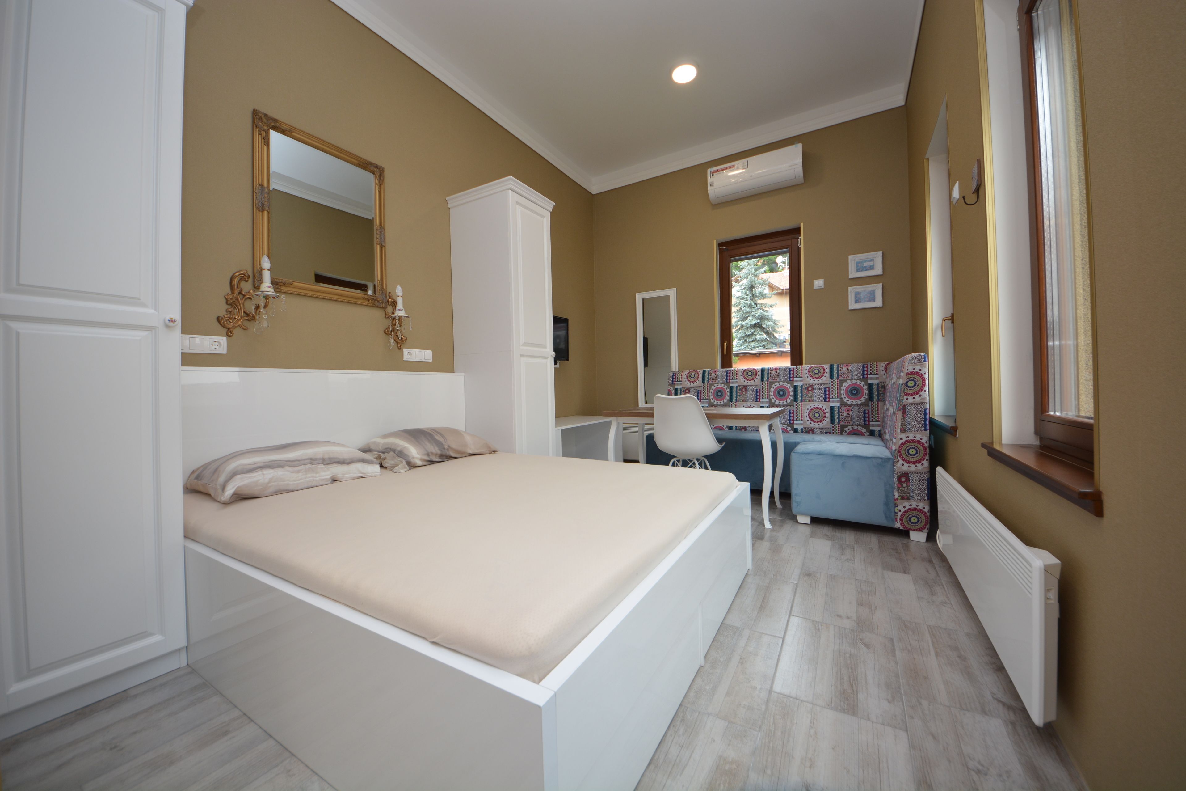 Un dormitorio con cama, escritorio y silla.