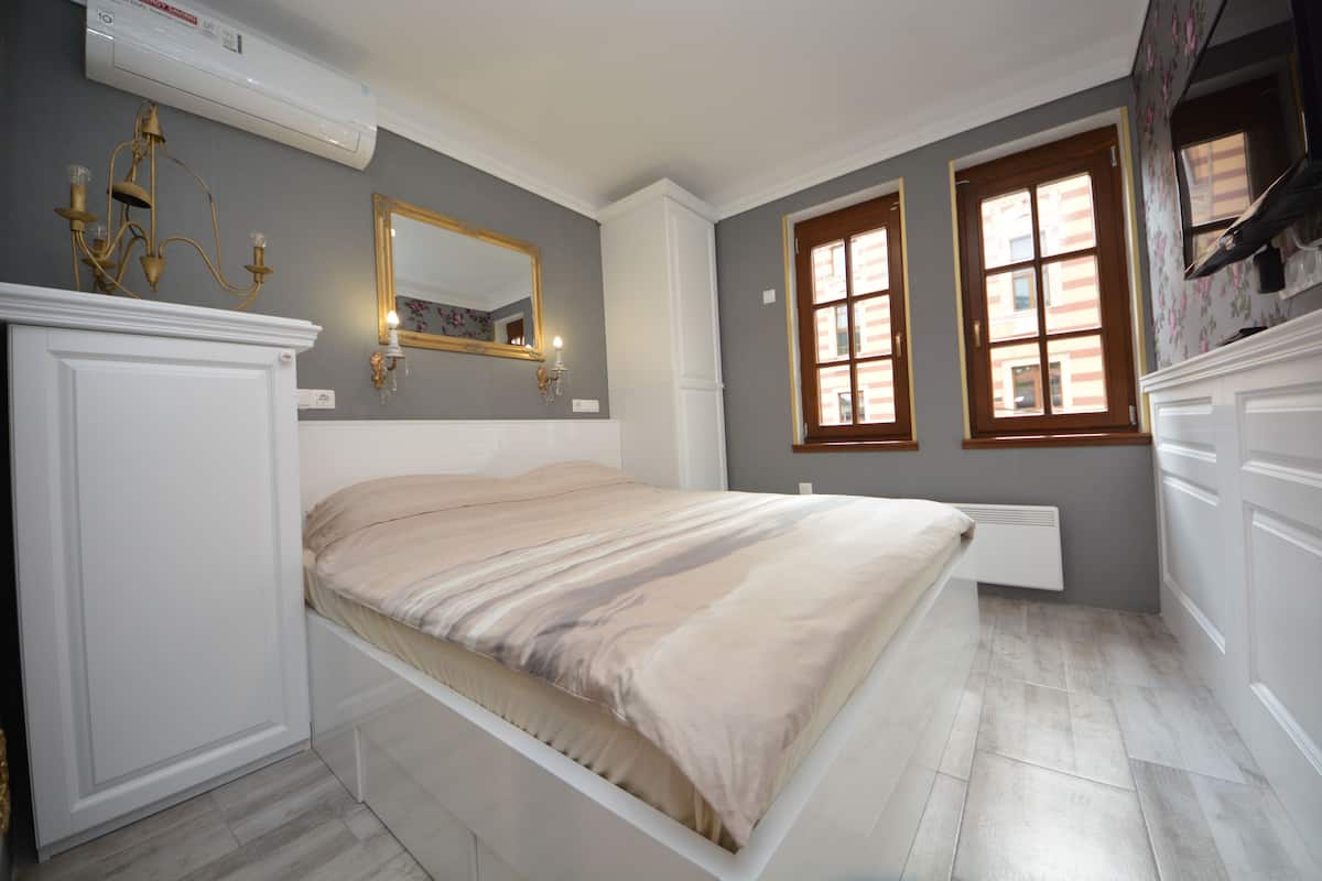 Comfort appartement, meerdere bedden | Lakens van Egyptisch katoen, luxe beddengoed, een kluis op de kamer