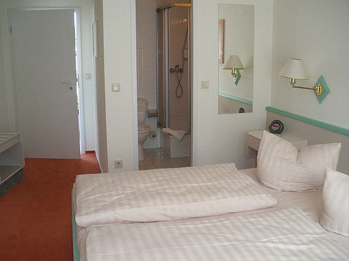 Een minibar, een bureau, geluiddichte muren, extra bedden