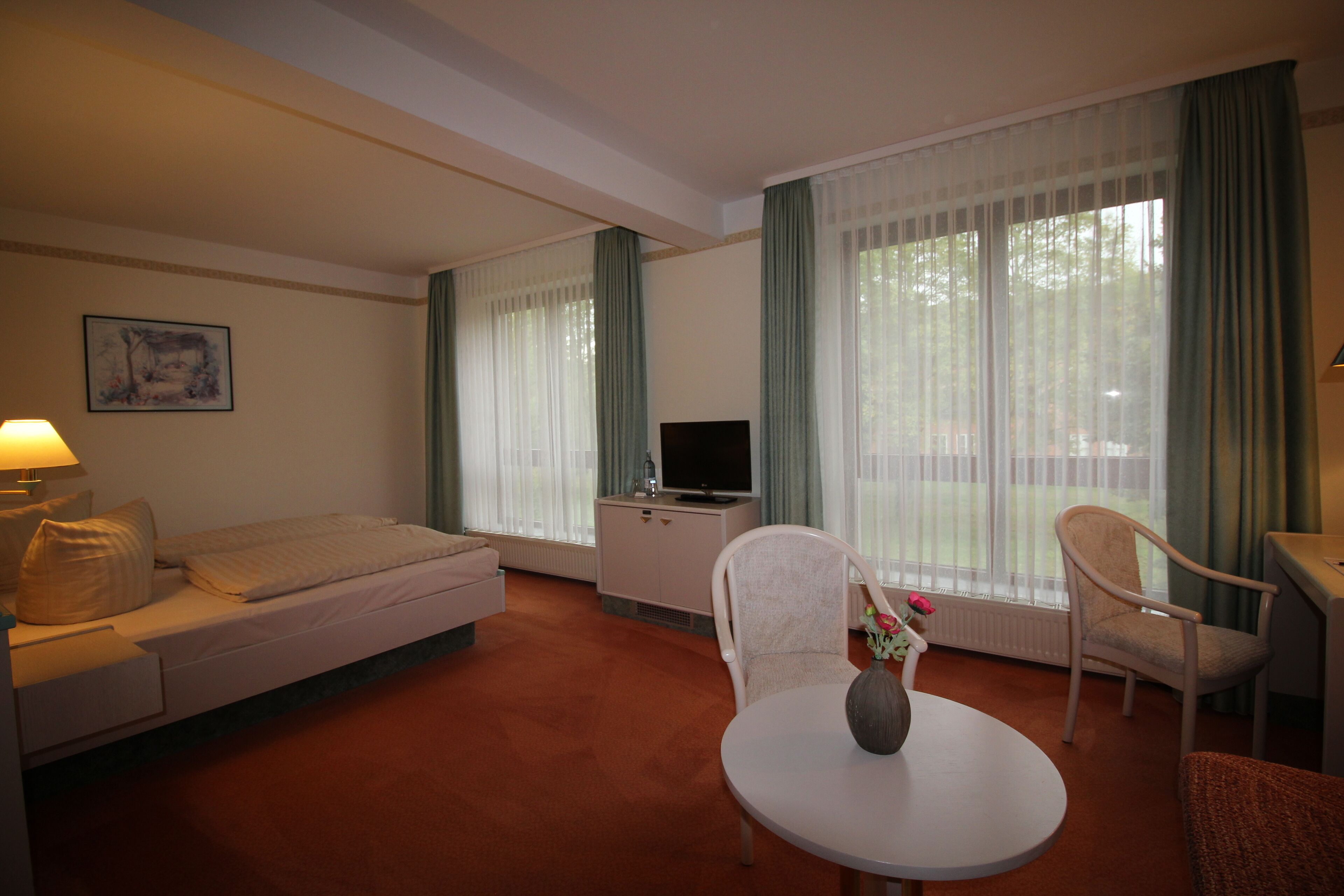 studio | minibar, desk, soundproofing, rollaway beds