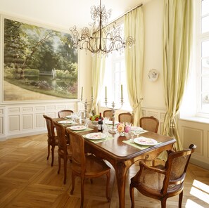 Grand réfrigérateur, micro-ondes, four, plaque de cuisson