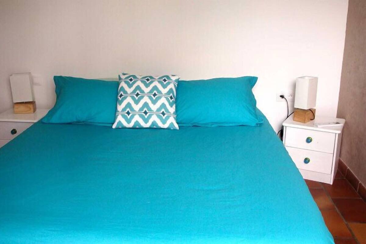Studio, 1 Queen Bed, Non Smoking | Blackout drapes, iron/ironing board (on request), WiFi (free)