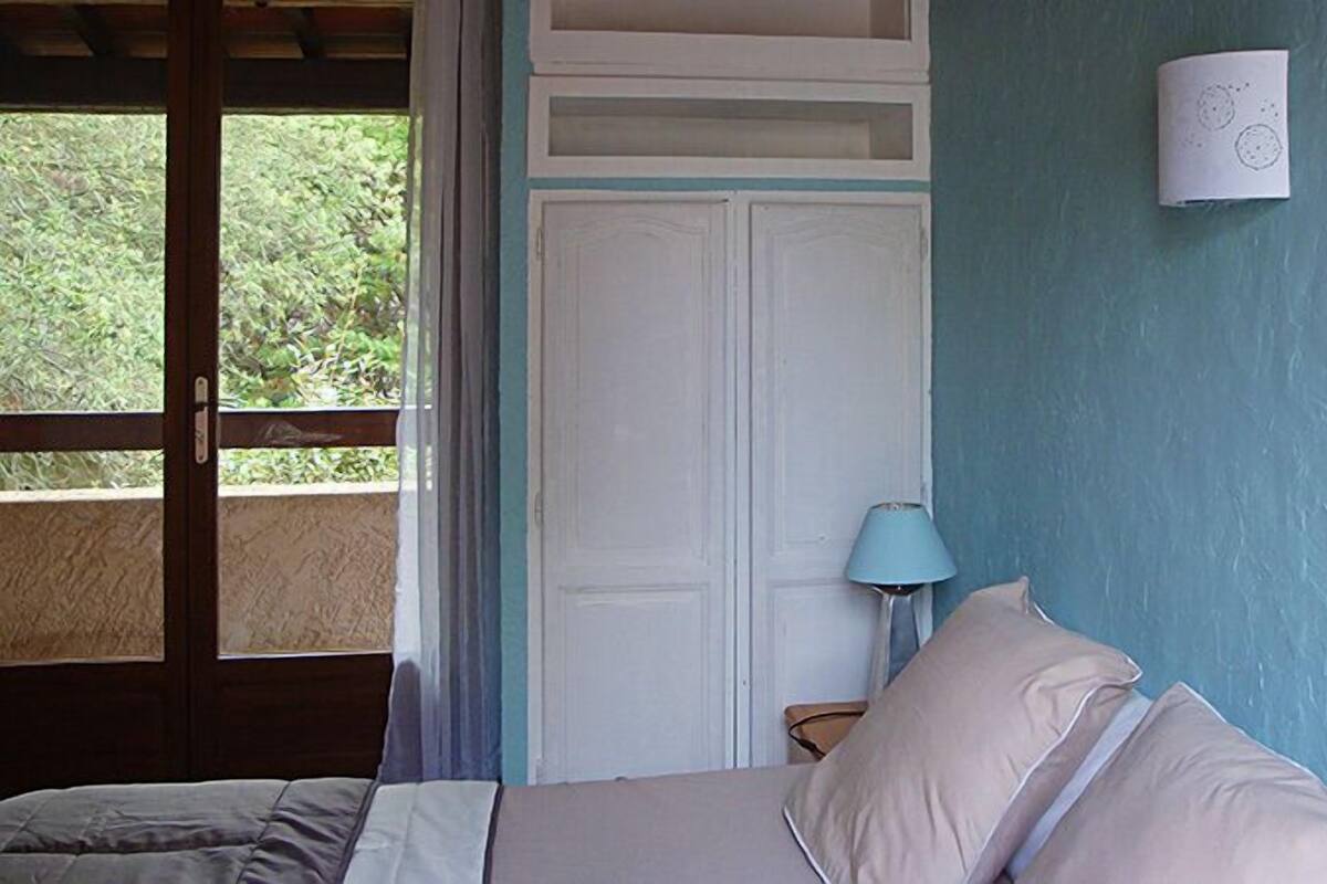 Apartment (La Chouette) | Blackout drapes, iron/ironing board (on request), WiFi (free)