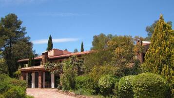 Apartment, 1 Queen Bed, Non Smoking (le Plein Sud) | Individually decorated, blackout drapes, iron/ironing board, free WiFi