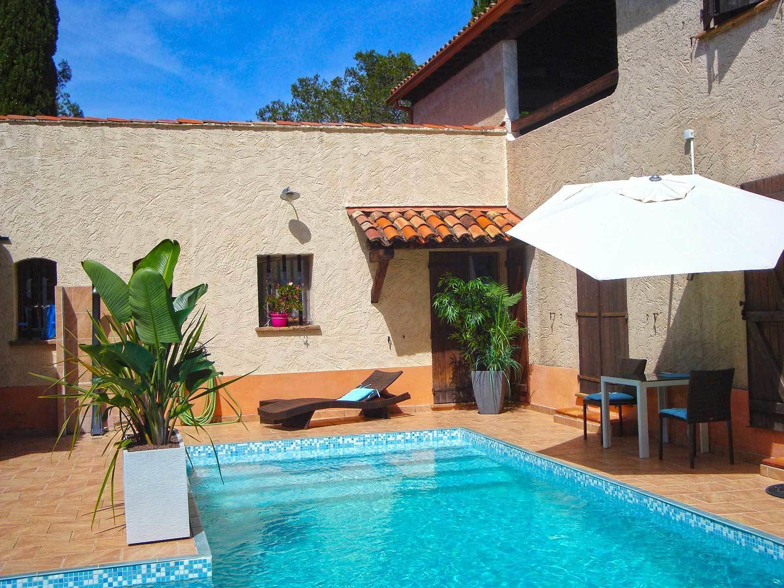2 piscines extérieures, parasols de plage, chaises longues