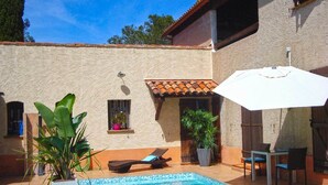 2 outdoor pools, pool umbrellas, sun loungers - Le Patio Bleu (La Crau)