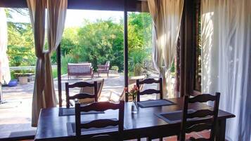 Căn hộ, 1 giường cỡ queen, không hút thuốc (le Plein Sud) | Khu vực ăn uống tại phòng