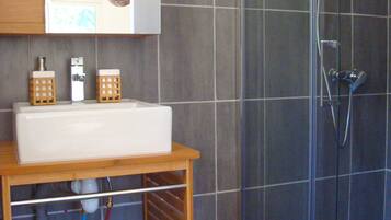 Appartement, 1 lit double, non-fumeurs (le Patio Zen) | Salle de bain | Articles de toilette gratuits, sĂšche-cheveux, serviettes fournies