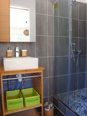 Huoneisto, 1 parisänky, tupakointi kielletty (le Patio Zen) | Kylpyhuone | Ilmaiset hygieniatuotteet, hiustenkuivaaja, pyyhkeet