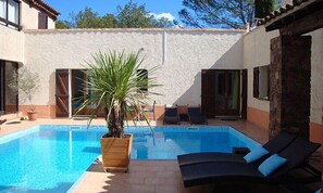 2 ulkouima-allasta, aurinkovarjoja, aurinkotuoleja