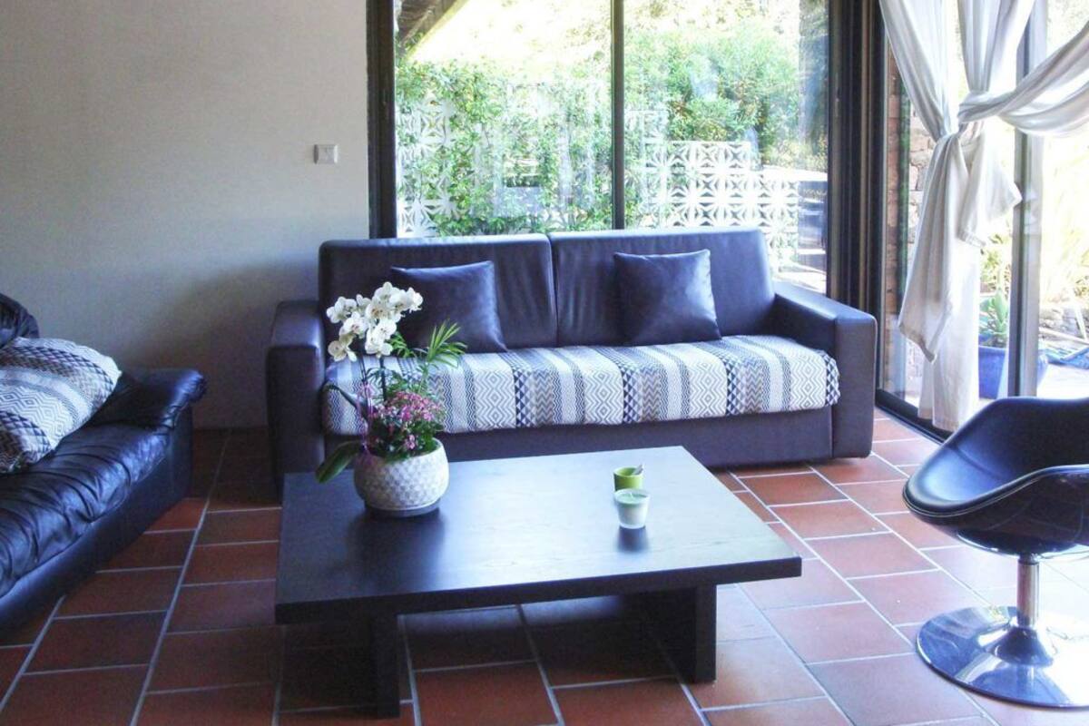 Apartment, 1 Queen Bed, Non Smoking (le Plein Sud) | Living room | Flat-screen TV