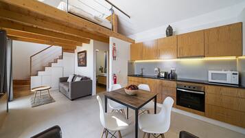 Mökki, 1 makuuhuone, puolikerroksessa | Yksityinen keittonurkkaus | Jääkaappi, mikroaaltouuni, liesi, espressokone