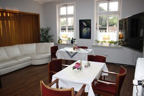 Lobby sitting area - Hotel Deutsches Haus (Cuxhaven)