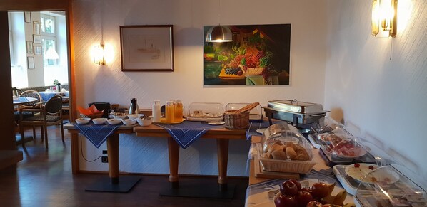 Daily buffet breakfast (EUR 10 per person) - Hotel Deutsches Haus (Cuxhaven)