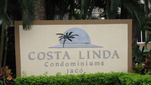 A sign for Costa Linda Condominiums in Jacó. - Costa Linda Condo 1.3 (Jacó)