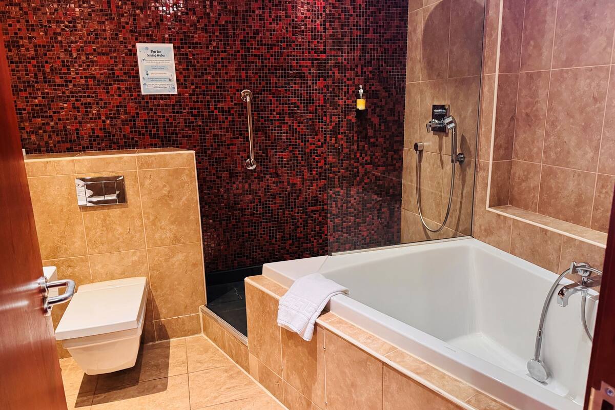 deluxe suite | desk, iron/ironing board, free wifi, bed sheets