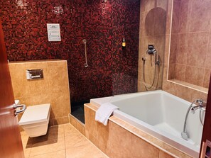 Deluxe Suite | Desk, iron/ironing board, free WiFi, bed sheets - Blanco's Hotel Port Talbot (Port Talbot)