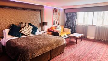 Suite Deluxe | Escritorio, tabla de planchar con plancha, wifi gratis y ropa de cama