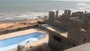 On peut admirer une piscine ornée d’une fresque représentant un dauphin, une plage et un bâtiment en pierre d’où l’on a vue sur l’océan.