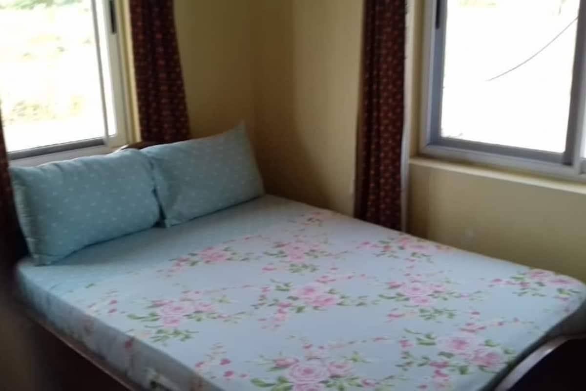 Escritorio, cortinas opacas, wifi gratis y ropa de cama