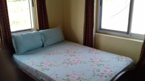 Desk, blackout drapes, free WiFi, bed sheets - Nana Swiss House Beach Resort (Accra)