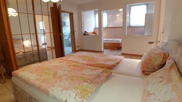 Apartment, 1 Schlafzimmer (Dorfblick, inkl. Endreinigungsgebühr €40) | Verdunkelungsvorhänge, kostenloses WLAN, individuell dekoriert
