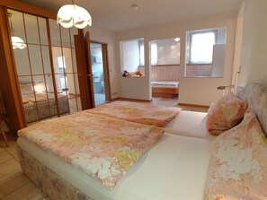 Apartment, 1 Schlafzimmer (Dorfblick, inkl. Endreinigungsgebühr €40) | Individuell dekoriert, individuell eingerichtet, Verdunkelungsvorhänge