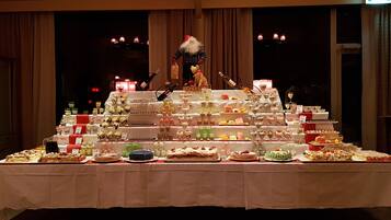 Lunch, dinner and brunch served