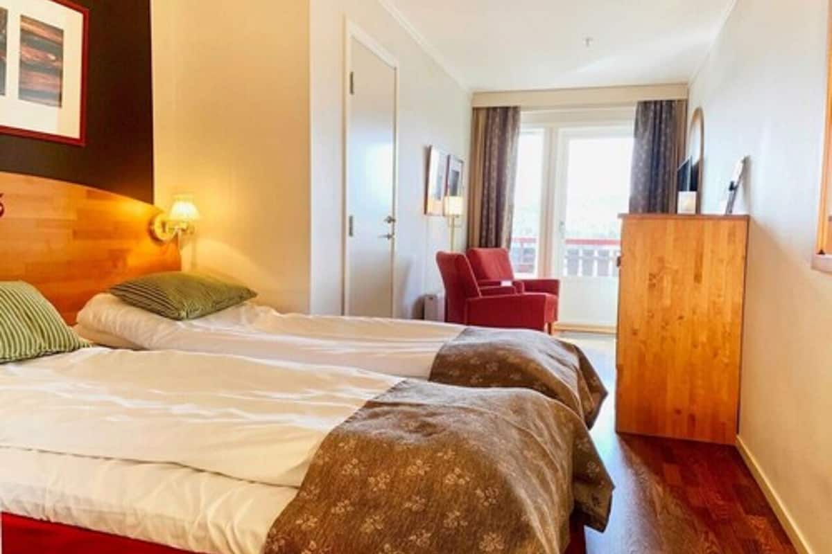 basic double or twin room, 2 single beds, non smoking | 1 bedroom, soundproofing, iron/ironing board, free wifi