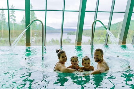 4 bars/lounges, poolside bar