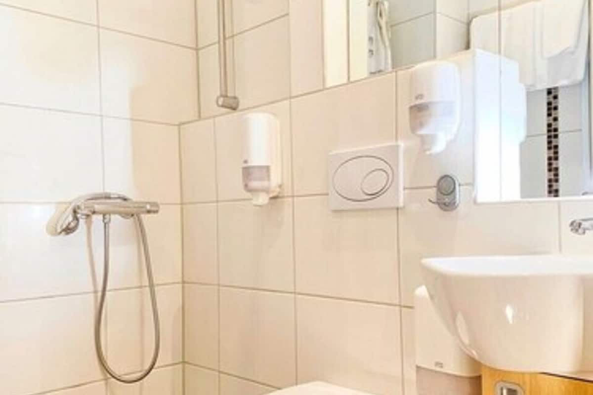 family suite | bathroom | shower