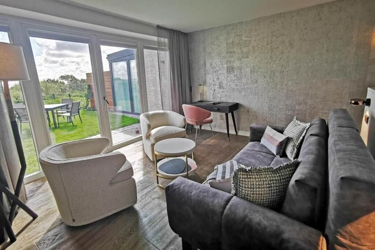 Suite | Opholdsområde | 55-tommers smart-tv med satellitkanaler