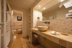 Design tweepersoonskamer, terras | Badkamer | Een douche, een regendouche, een haardroger, badjassen