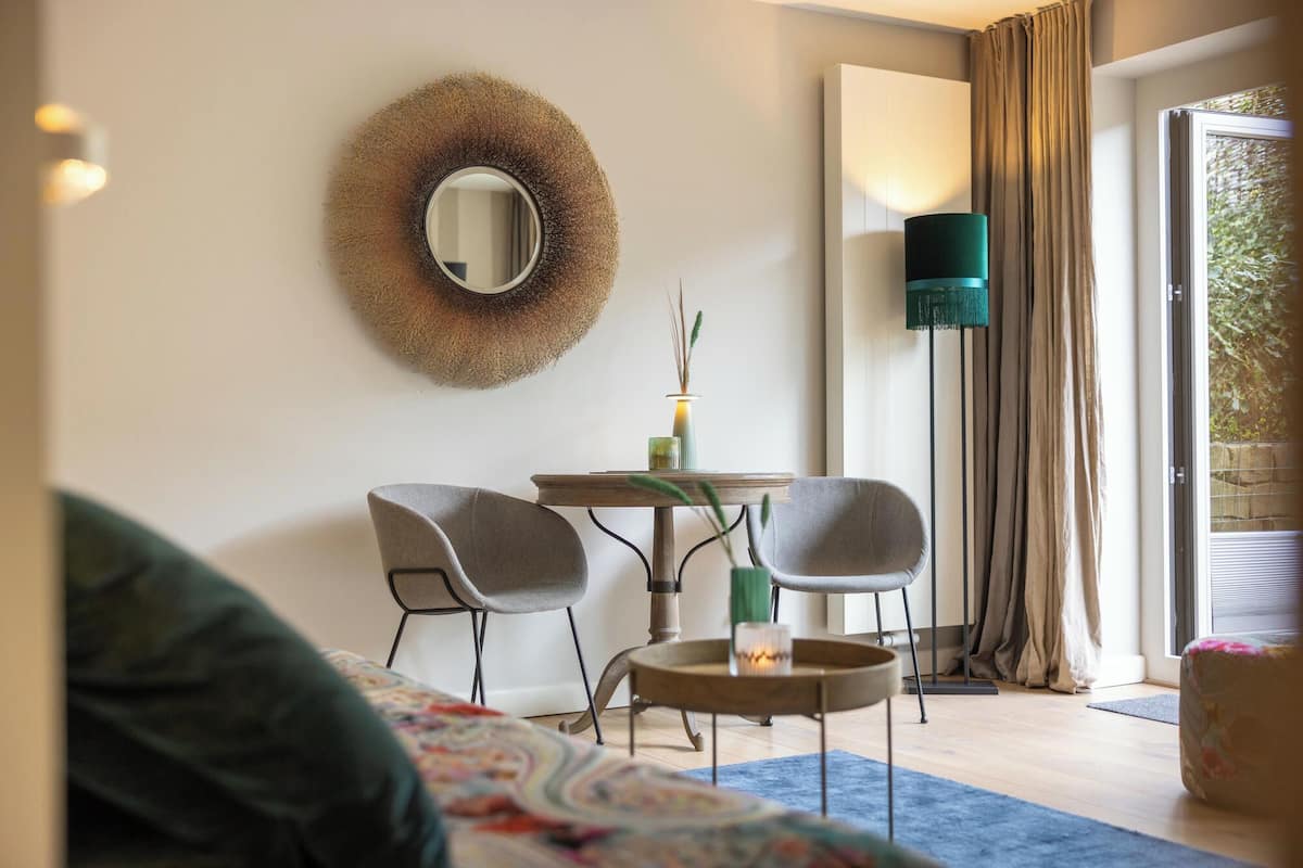 Suite - terrasse | Allergivenligt sengetøj, minibar, pengeskab på værelset, skrivebord