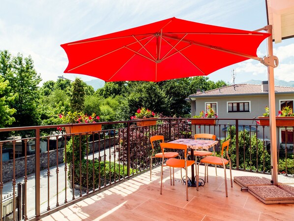 Habitación cuádruple, varias camas, balcón, vista a la bahía (Baia) | Balcón