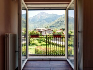 Habitación doble, 1 cama Queen size, balcón, vista a la montaña (Legnone) | Caja de seguridad en la habitación, wifi gratis y ropa de cama