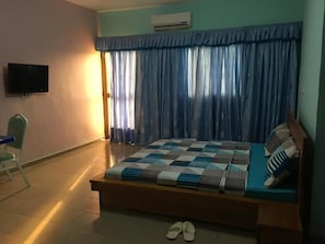 Ylelliset vuodevaatteet, työpöytä, pimennysverhot, silitysrauta/-lauta