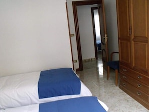 Habitació amb dos llits individuals, bany privat | Wifi gratuïta i roba de llit 