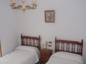 Habitació amb dos llits individuals, bany compartit | Wifi gratuïta i roba de llit 