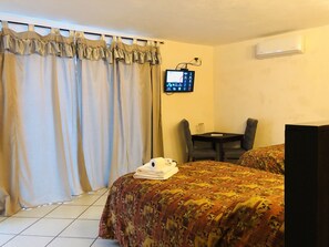 Standard dubbelrum - 2 queensize-sängar | Skrivbord, strykjärn/strykbräda, gratis wi-fi och sängkläder