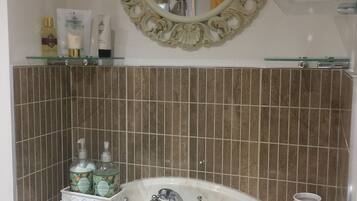 Chambre Double, 1 trĂšs grand lit, vue montagne | Lavabo de la salle de bain