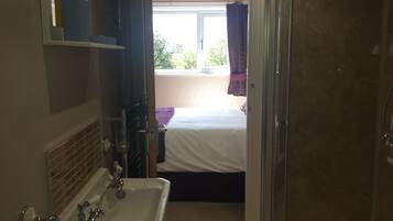 Suite Familiale | Salle de bain | Douche, articles de toilette gratuits, sĂšche-cheveux