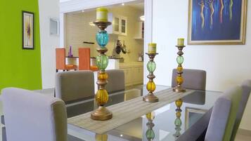 Suite – senior, ikke-røyk | Skrivebord, blendingsgardiner, lydisolert og strykejern/-brett