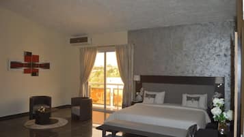 Suite – senior, ikke-røyk | Skrivebord, blendingsgardiner, lydisolert og strykejern/-brett